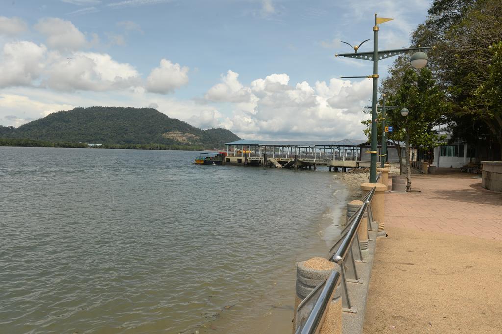 Brezza Hotel Lumut Ngoại thất bức ảnh