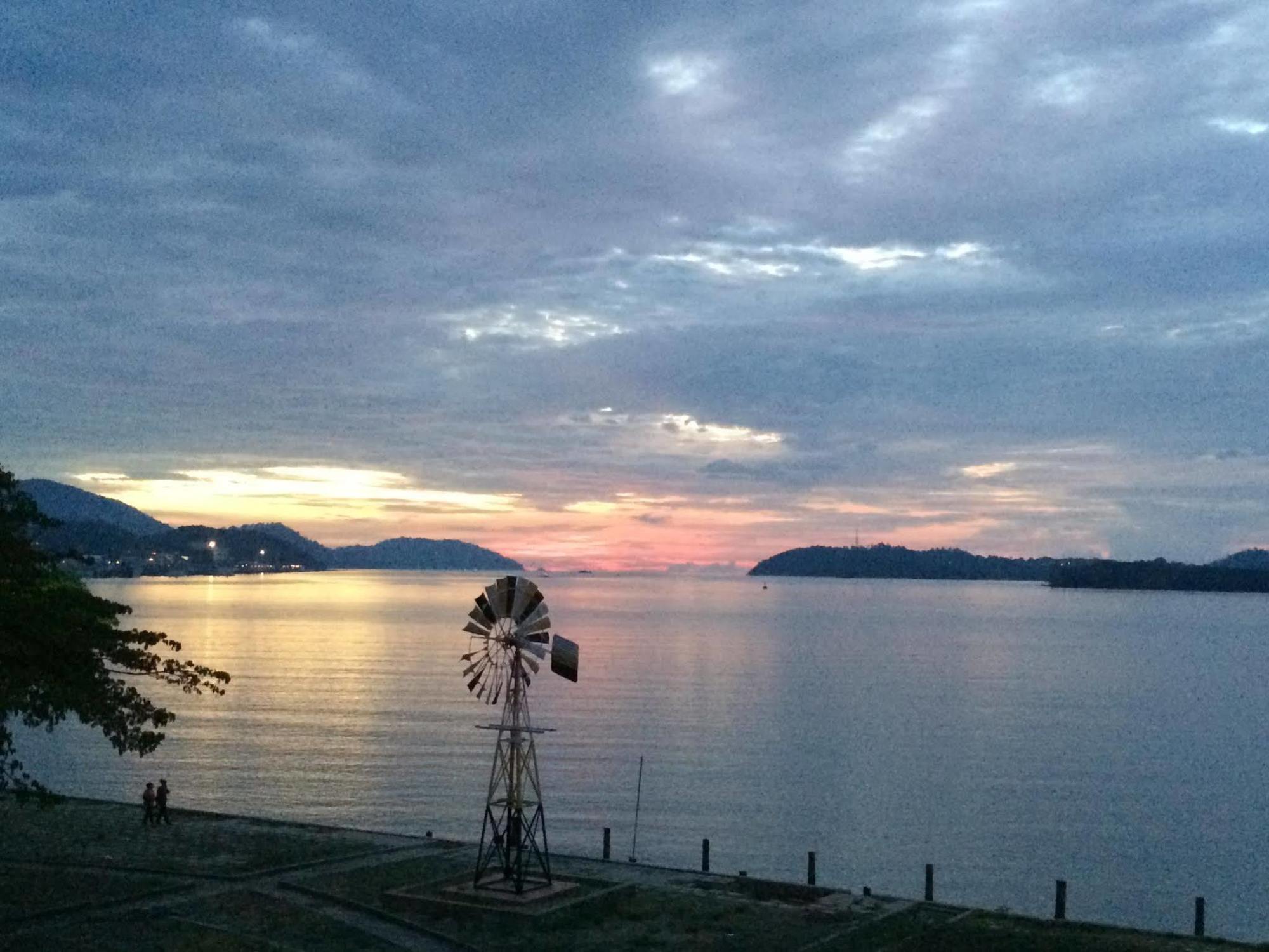 Brezza Hotel Lumut Ngoại thất bức ảnh