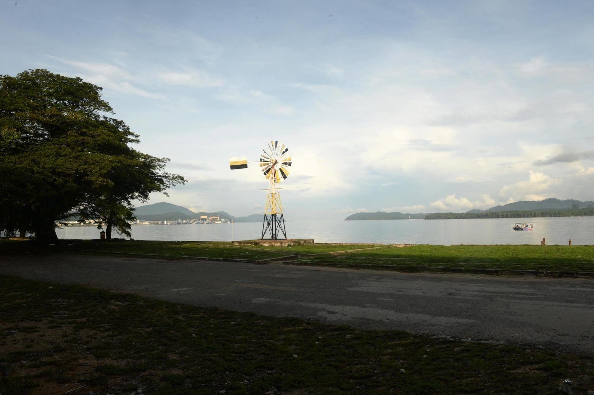 Brezza Hotel Lumut Ngoại thất bức ảnh