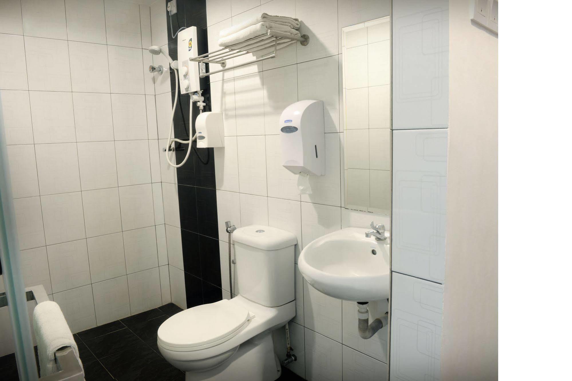 Brezza Hotel Lumut Ngoại thất bức ảnh