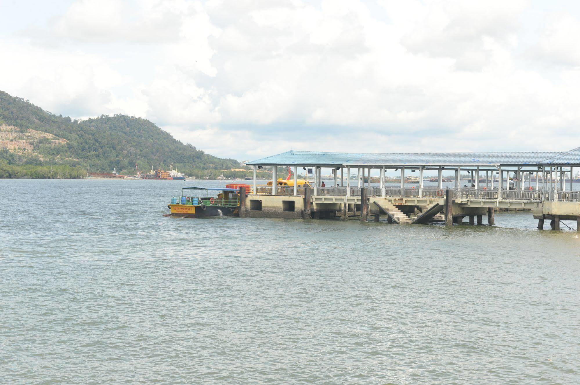 Brezza Hotel Lumut Ngoại thất bức ảnh